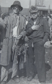 Majáles v Pardubicích, Jiří Marhan vpravo, 1956