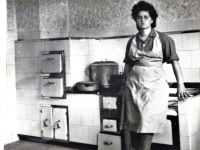 Marie Kovářová v kuchyni v Chrudichromech