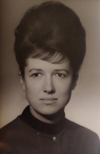 Maturitní foto Natalije Kolářové, tehdy Tomáškové