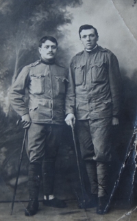 Otec Václav Centner (1890-1982) vpravo, kolem roku 1916