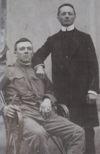 Otec Václav (vlevo) s bratrem Josefem, kolem roku 1918