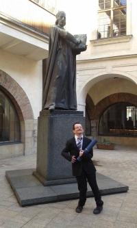 Promoce na Univerzitě Karlově, pamětník získal titul Ph.D., 2016