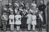 První svaté přijímání, Jiří Marhan vlevo dole, 1943
