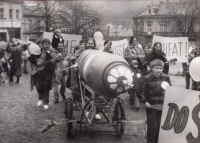 Prvomájový průvod 1984 ve Valašských Kloboukách. Miroslav Janík nese na ramenou dceru Marii