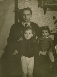 Růžena Teschinská se svým bratrem Janem a tatínkem Otakarem kolem roku 1950