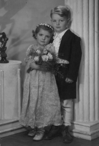 Růžena Teschinská zhruba v roce 1950 s bratrem Janem