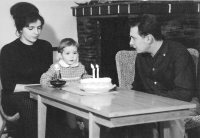 Růžena Teschinská s manželem Ottem a dvouletou dcerou Inkou v roce 1966