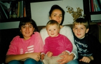 Růžena Teschinská s vnoučaty Markétou, Petrem a Inkou v roce 1996