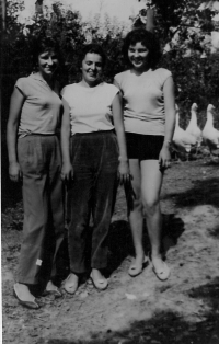 Růžena Teschinská v roce 1961 jako žačka deváté třídy, stojí uprostřed