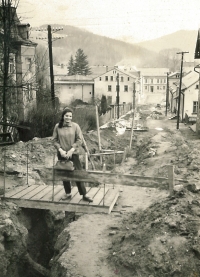 Růžena Teschinská začátkem 60. let 20. století v Havlíčkově ulici ve Smržovce