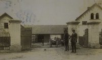 Rodný dům ve Vysokém Chvojně, v popředí otec Centner a otec budoucí manželky, pan Švihnos, kolem roku 1920