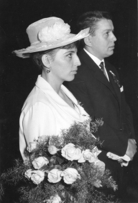 Svatební fotografie manželů Rolencových z obřadu v roce 1965