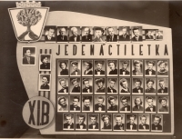 Maturitní tablo jedenáctiletky U balvanu v Jablonci nad Nisou. Petr Rolenec ve třetí řadě zezdola, třetí zleva