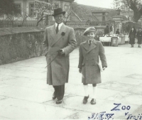 Nevlastní bratr Ronald Kraus s Františkem R. Krausem v zoo, 1937
