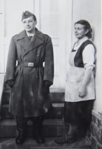S maminkou Ludmilou, vojenské cvičení 1958