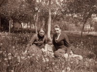 Jaromíra Junková s rodiči Karlem a Marií Julinovými v zahradě domu rodičů otce v Rychlově, asi 1936