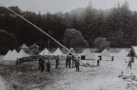 Skautský tábor Arnoštov – vztyčování stožáru, 1950