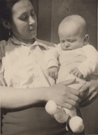 Strážnický Lubomír s maminkou, rok 1945