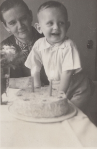 Strážnický Lubomír s maminkou, rok 1946