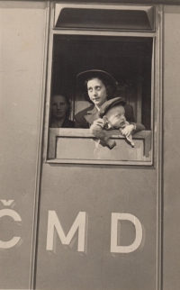 Strážnický Lubomír ve vlaku s maminkou, 1948