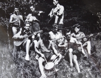Skautský tábor Arnoštov – táborová kapela, Jiří Marhan dole, 1950
