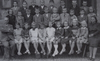Třetí třída 1942/43, Jiří Marhan v prostřední řadě druhý zprava, vlevo dole sedí řídící učitel Balvín, popravený nacisty