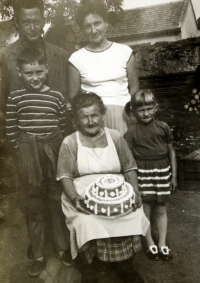 Zdeňka Sitařová (stojící) s manželem při oslavě matčiných narozenin