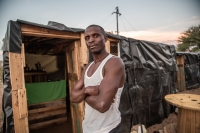 Miško před svou chýší na farmě u jezera Guinas, 2021