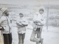 Children at the Fim Motel during the winter