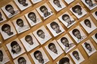 Pasové fotografie dětí, které byly pořízeny těsně před jejich odletem z Angoly