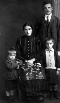 Erhard Chrobák with parents and older sister / around year 1932