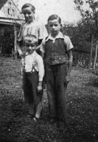 Erhard Chrobák se starší sestrou a mladším bratrem / kolem roku 1935