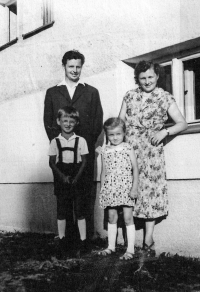 Erhard Chrobák with wife and children / 1960s