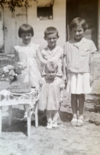 Děti pamětníka – syn uprostřed, dcera vpravo