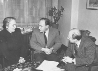 Tatínek Osvald Závodský (vpravo) s Dolores Ibárruri a Františkem Krieglem, Praha, duben 1947