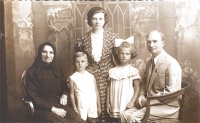 Malá Jarmila se svým bratrem, rodiči a babičkou