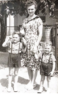 Jarmila Černá se svými syny Rudolfem a Jiřím v roce 1956