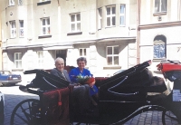 Projížďka kočárem po Praze u příležitosti zlaté svatby manželů Černých
