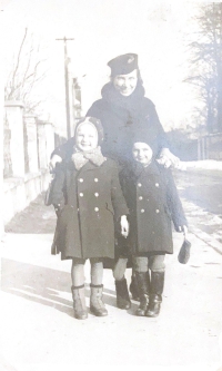 Malá Jarmila se svým bratrem Vladimírem a maminkou na Slovensku v únoru 1938