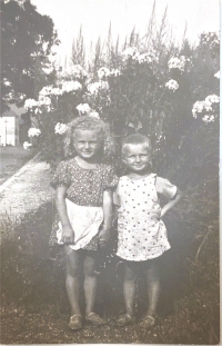 Jarmila se svým bratrem Vladimírem na Slovensku v roce 1936