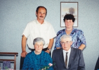 Miroslava s bratrem a rodiči