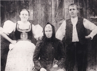 Dědeček Miroslavy s matkou a sestrou ve svém rodišti v Novém Hrozenkově kolem roku 1900