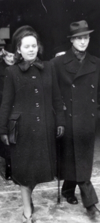 Hana se známým na Staroměstské radnici v roce 1940
