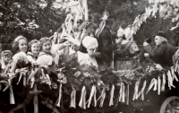 Hana v kroji (první zleva) u alegorického vozu v průvodu slavnosti Soukenické doušky v Rychnově nad Kněžnou, doušky se konaly v době Svatodušních svátků 