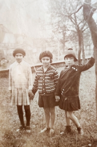 Hana v dětství s kamarádkami (uprostřed)