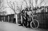 Hana na kole s přáteli