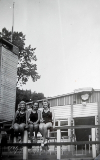 Hana s kamarádkami na koupališti