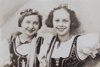 Hana (vpravo) s kamarádkou v krojích na slavnosti Soukenické doušky v Rychnově nad Kněžnou