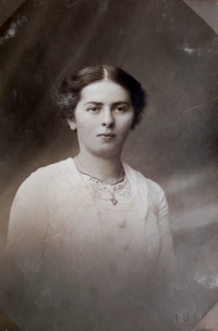 Maminka Hany Dobešové