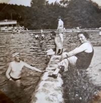 Rodiče Hany na koupališti